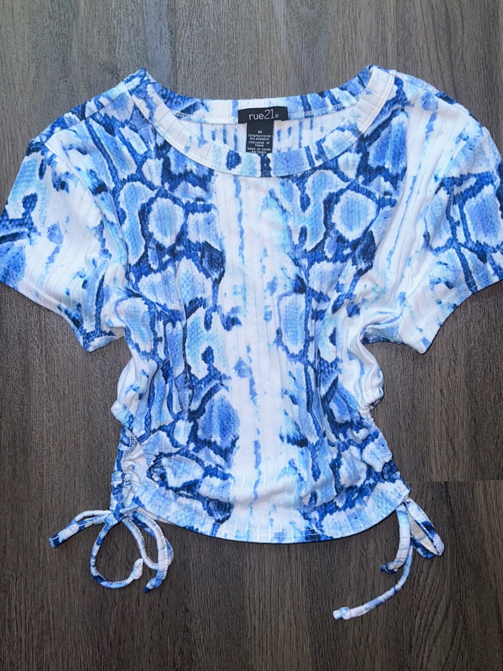 Rue21 Blue & White Print Ribbed Crop Top with Tie Sides - Women’s Medium - Picture 1 of 6